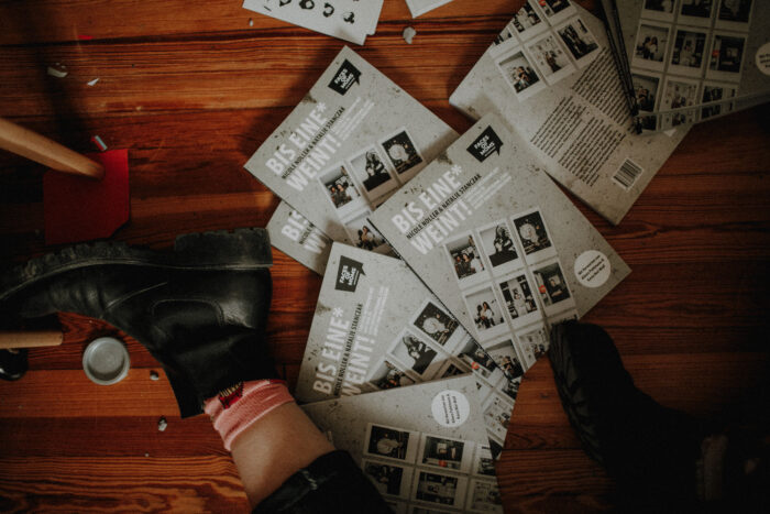 Für das Buch “Bis eine* weint” haben Nicole Noller und Natalie Stanczak mit 17 verschiedenen Müttern gesprochen.