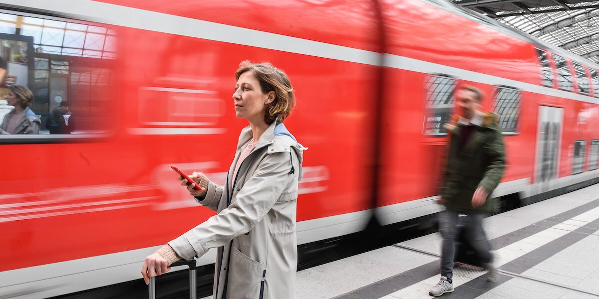 Reisende auf Bahnsteig